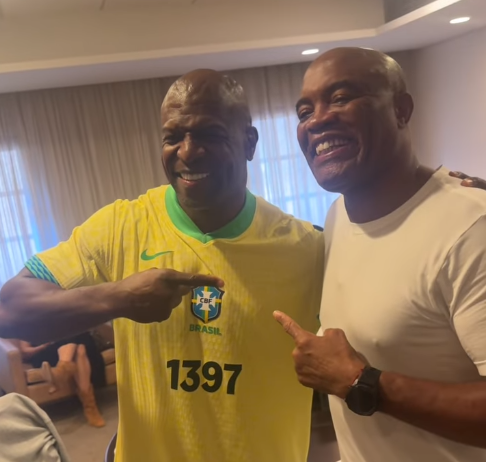 Ator Terry Crews com a camisa do brasil abraçando o lutador Anderson silva 