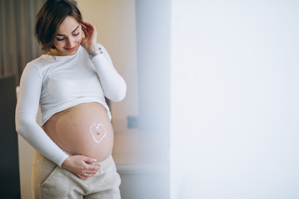 Mulher com o coração na barriga. Câmara aprova urgência o projeto que equipara aborto a crime de homicídio